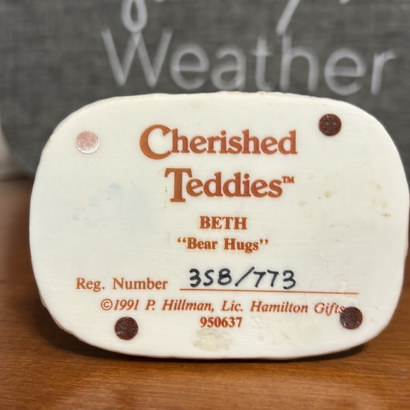 Cherished Teddies Beth”Bear Hugs”. Rare 1991 Figurine. - Picture 6 of 6